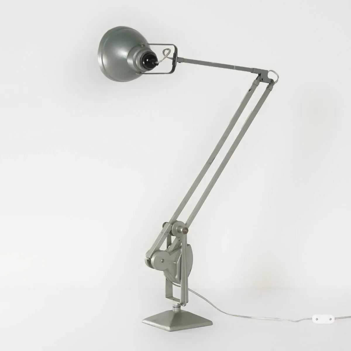 Illustration numéro 4 du produit LAMPE DE BUREAU INDUSTRIELLE À CONTREPOIDS PAR ERPE, ANNÉES 1950