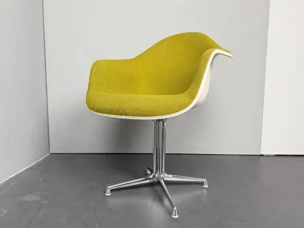 Illustration numéro 4 du produit Le fauteuil Fonda par Charles et Ray Eames pour Vitra, Allemagne, années 1960.