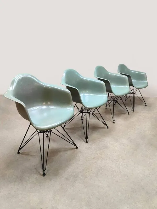 Illustration numéro 4 du produit 3 chaises DAR en fibre de verre Charles & Ray Eames par Vitra