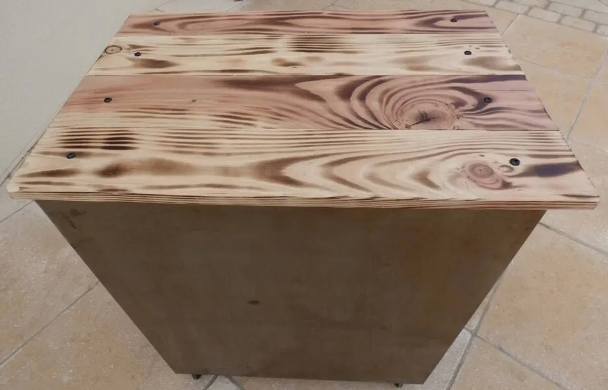 Illustration numéro 4 du produit Meuble industriel ancien en métal effet rouillé deux tiroirs sur roulettes