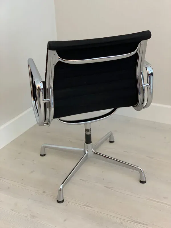 Illustration numéro 4 du produit Fauteuil modèle 107 de Charles & Ray pour Vitra