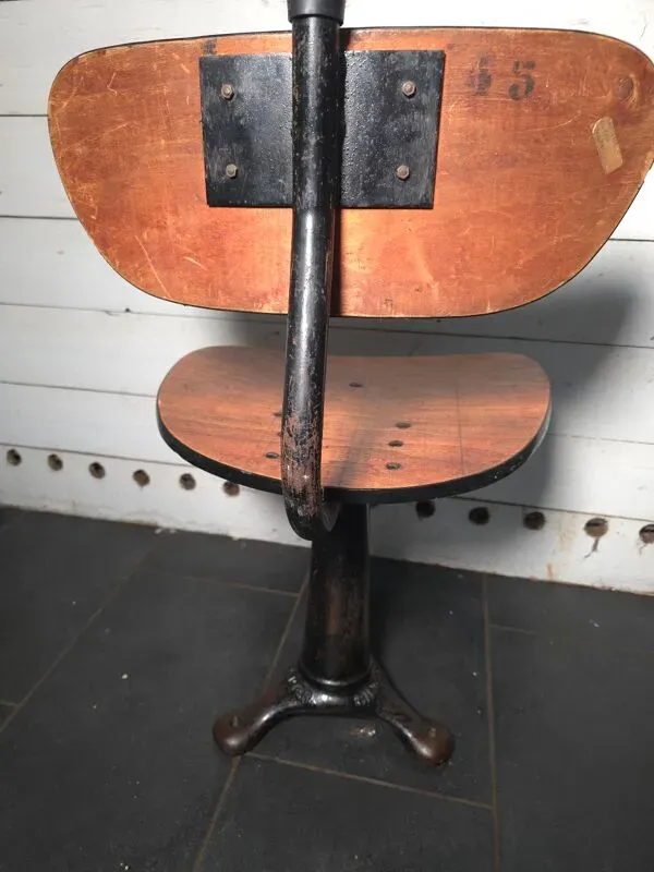 Illustration numéro 4 du produit Chaise industrielle en fonte vintate singer