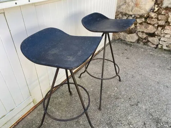 Illustration numéro 4 du produit Paire de tabourets de bar pivotants artisanaux en métal de style industriel, 1950