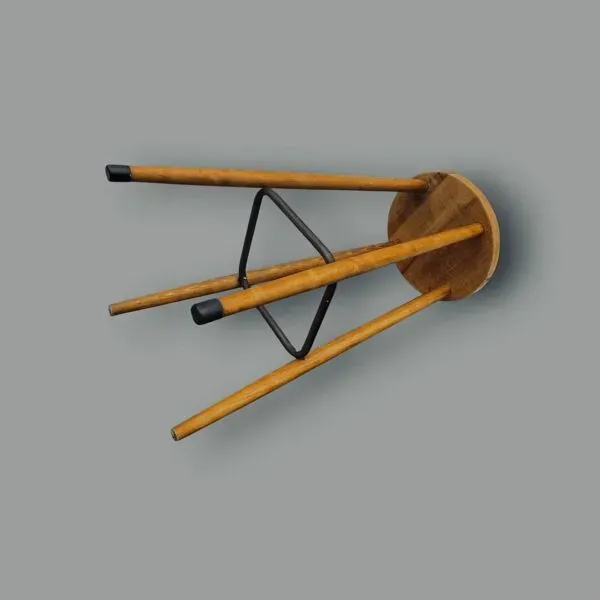 Illustration numéro 4 du produit Ancien tabouret de bar en bois et métal – design sobre et authentique
