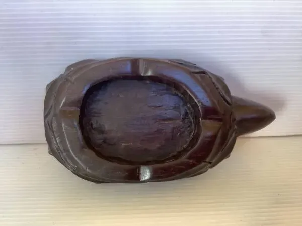 Illustration numéro 4 du produit Vide poche cendrier tortue en bois massif