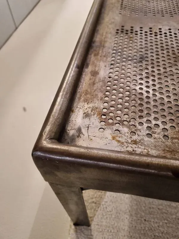 Illustration numéro 4 du produit Table basse industrielle en acier perforé