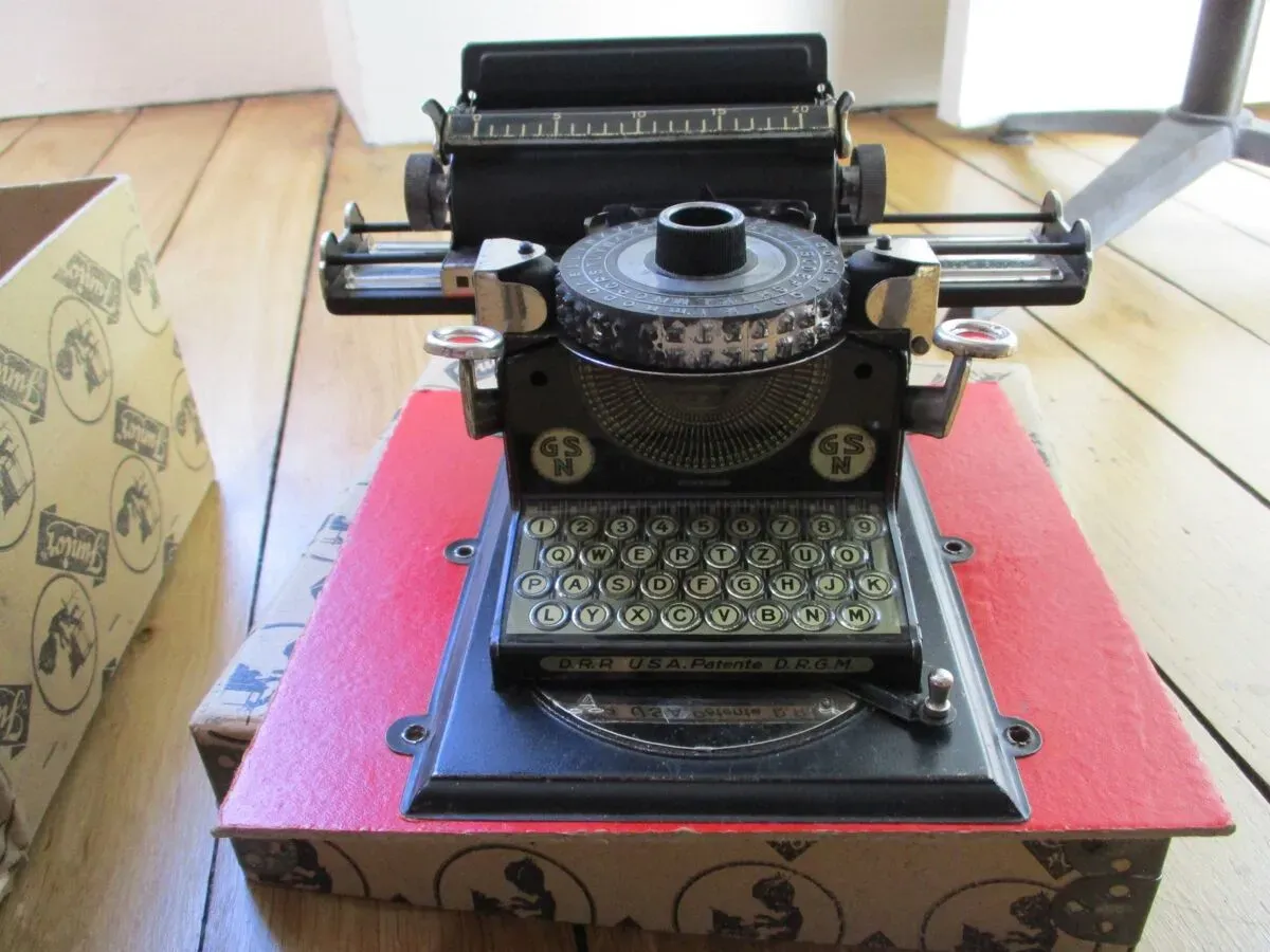 Illustration numéro 4 du produit Machine à écrire Junior