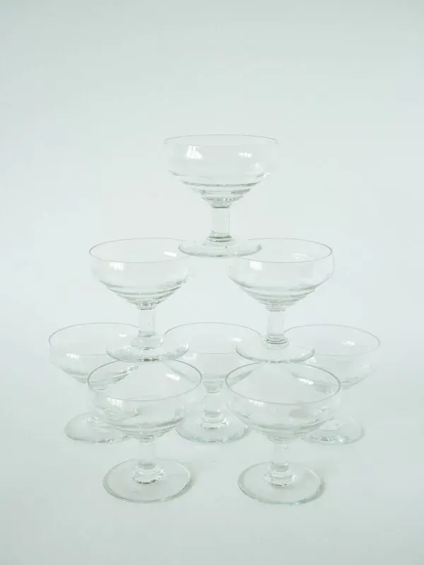 Illustration numéro 4 du produit Lot de 8 coupes à champagne gravées, motifs fleurs, 1960