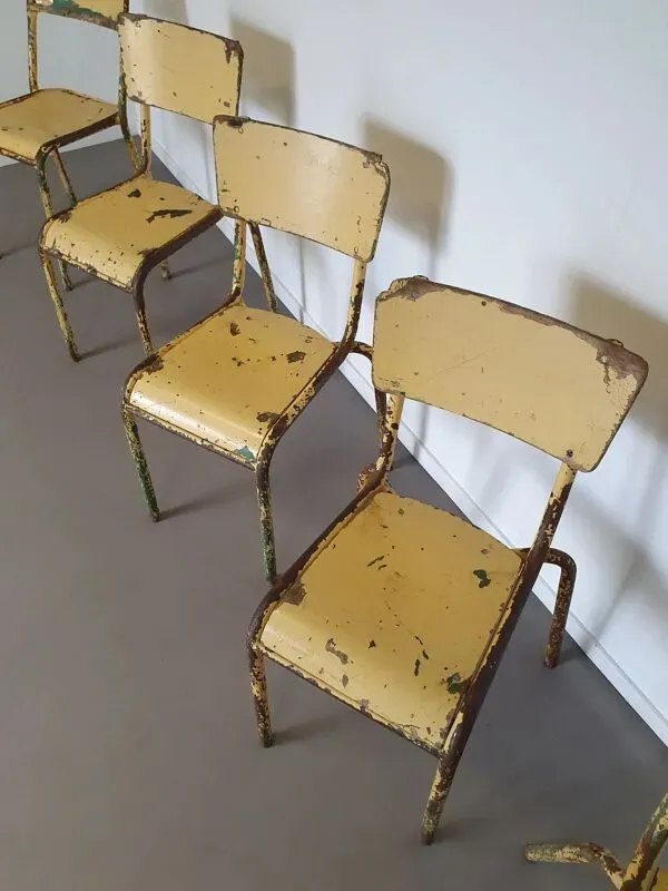Illustration numéro 4 du produit Anciennes chaises d'école empilables des années 1950