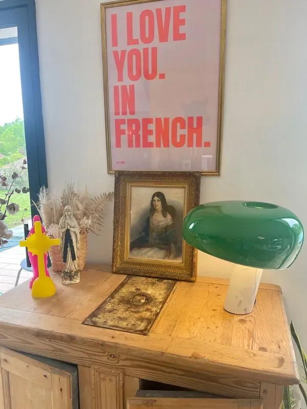 Illustration numéro 4 du produit Tableau jeune femme au chalet bleu