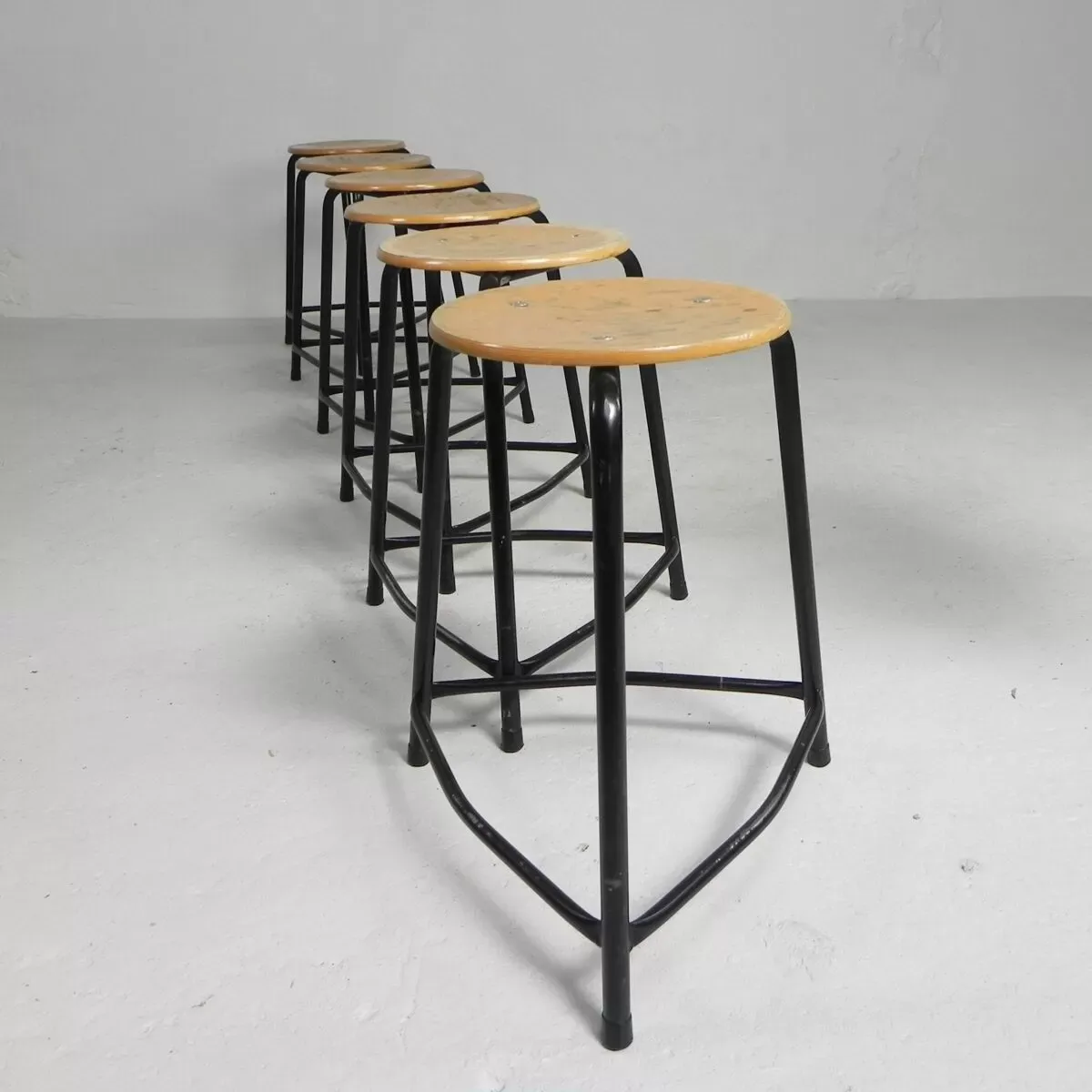 Illustration numéro 4 du produit Industrial stackable stool, 55 cm high