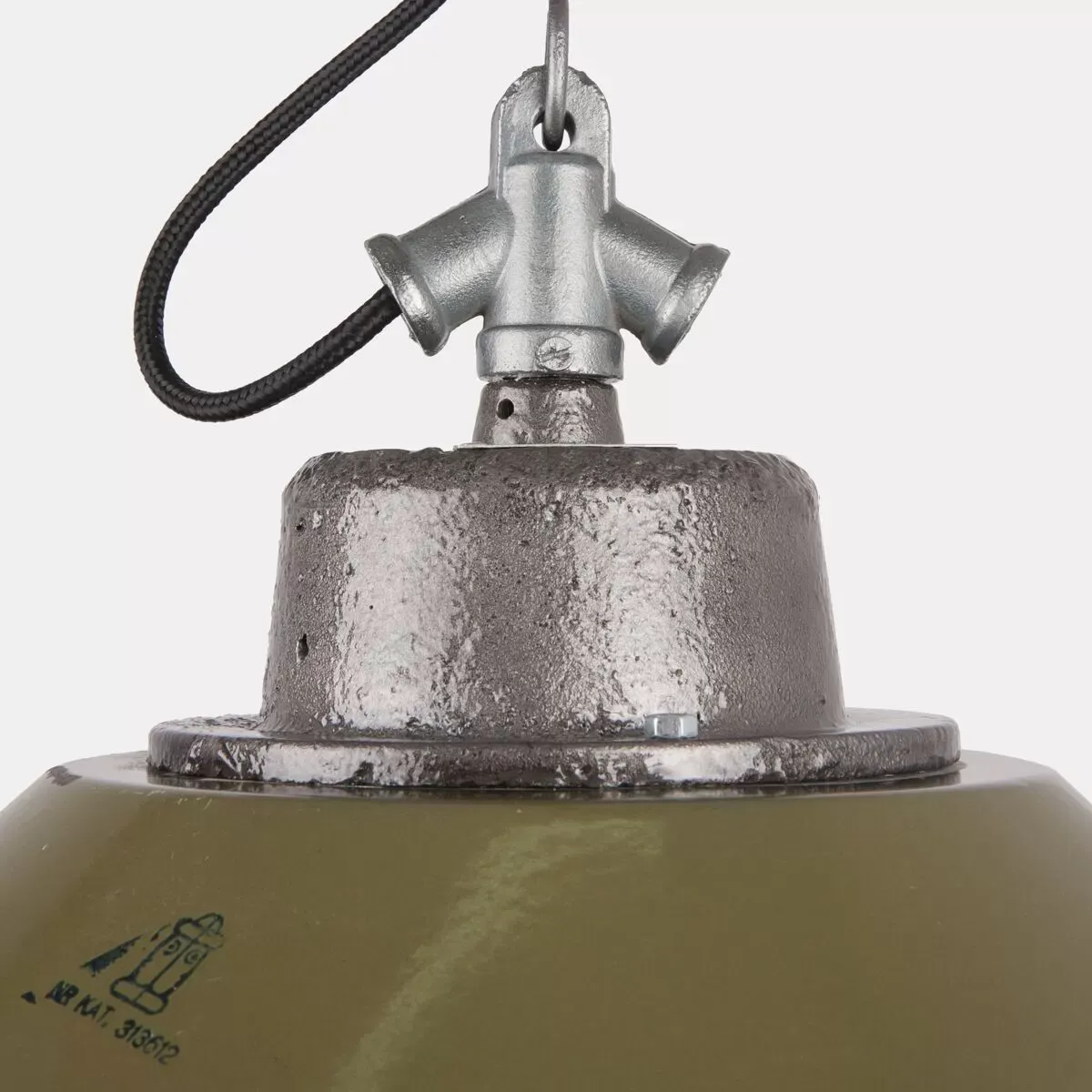 Illustration numéro 4 du produit Industrial enamel lamp with glass and cast iron, Poland, 1960s