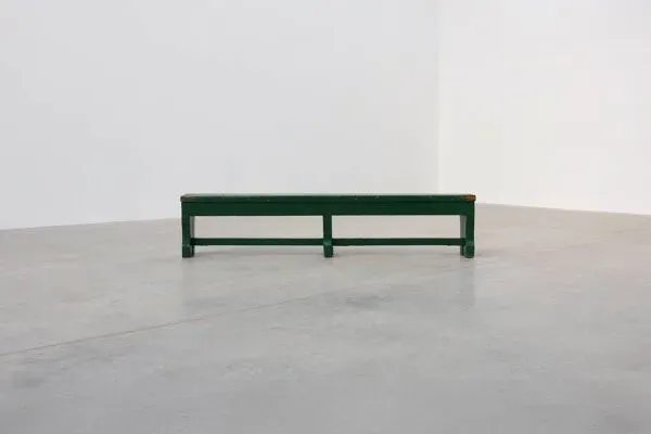 Illustration numéro 4 du produit Banc de ferme rustique et primitif en chêne massif, France vers 1900