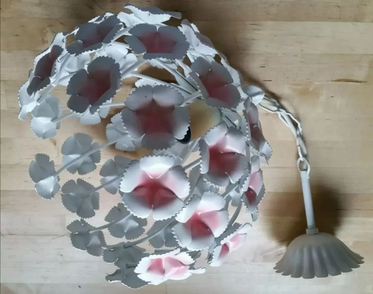 Illustration numéro 4 du produit Suspension vintage fleurs tôle peinte