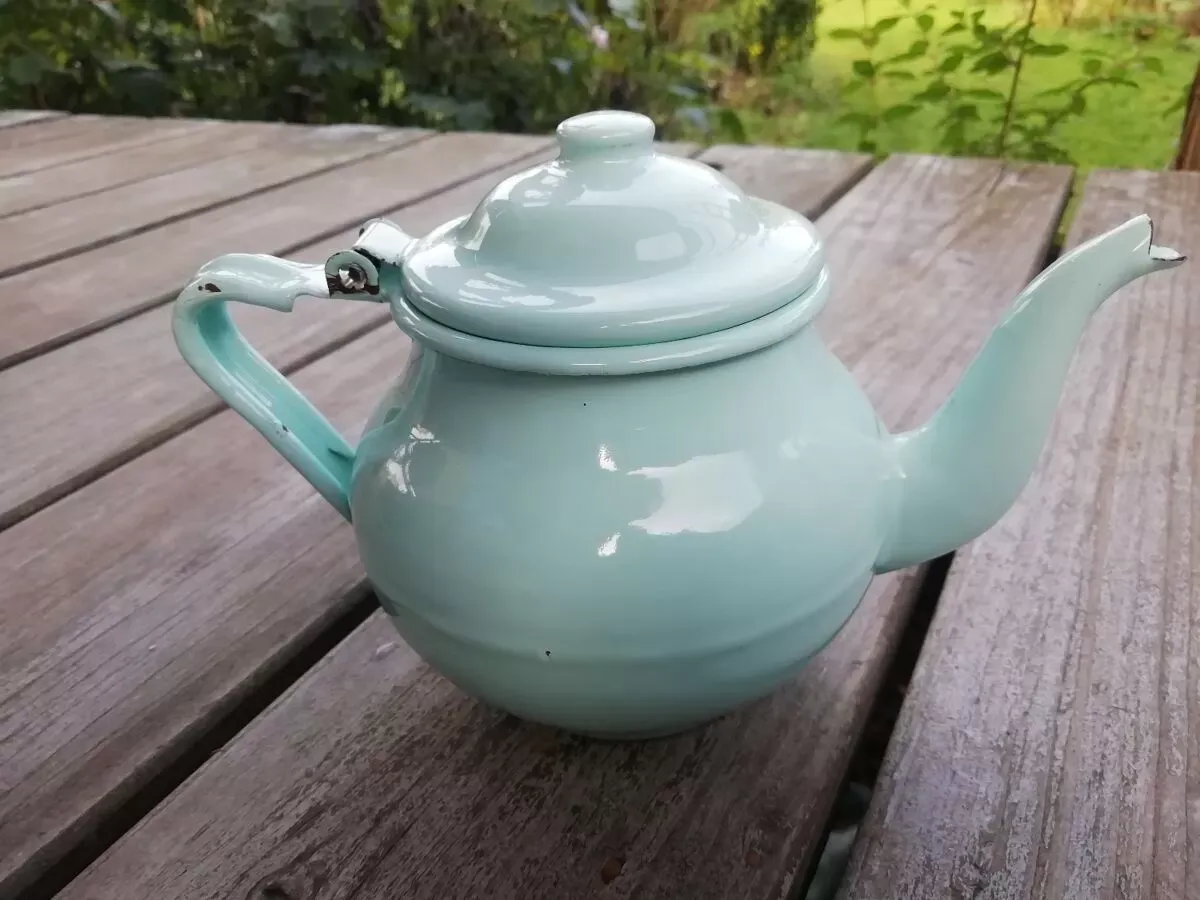 Illustration numéro 4 du produit Théière en tôle émaillée