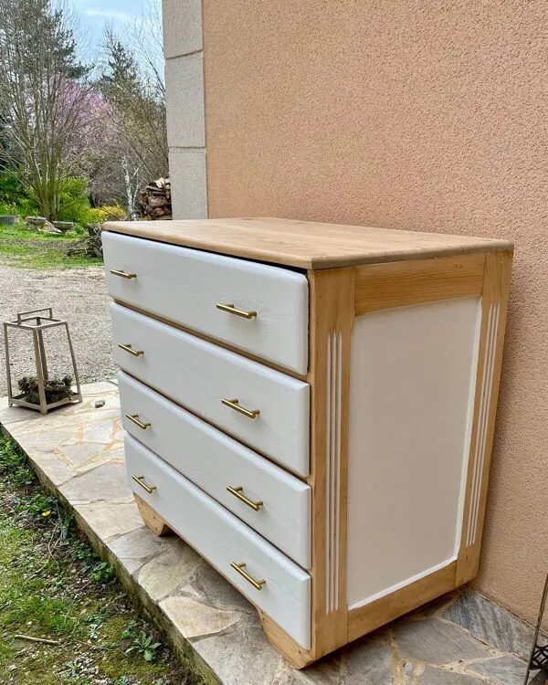 Illustration numéro 4 du produit Commode XXL vintage en sapin massif relookée blanc et bois