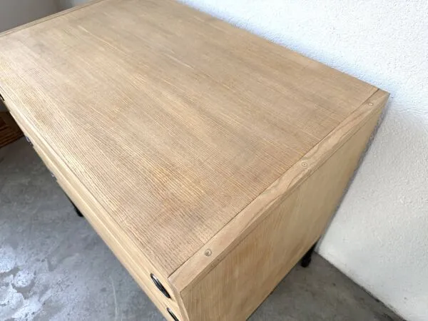 Illustration numéro 4 du produit Commode trois tiroirs ARP — Minvielle, chêne et métal laqué, France, années