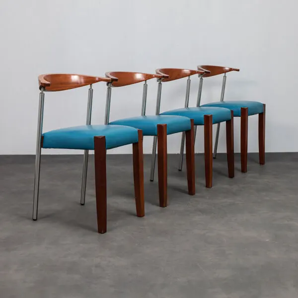 Illustration numéro 4 du produit Ensemble de 4 chaises de salle à manger en cuir postmodernes, Italie, années 1990.