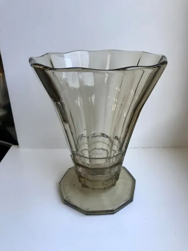 Illustration numéro 4 du produit Vase en verre fumé moulé et soufflé made in belgium années 60-70