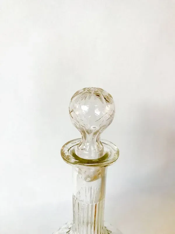 Illustration numéro 4 du produit carafe à vin en verre gravé bouchon rond années 50
