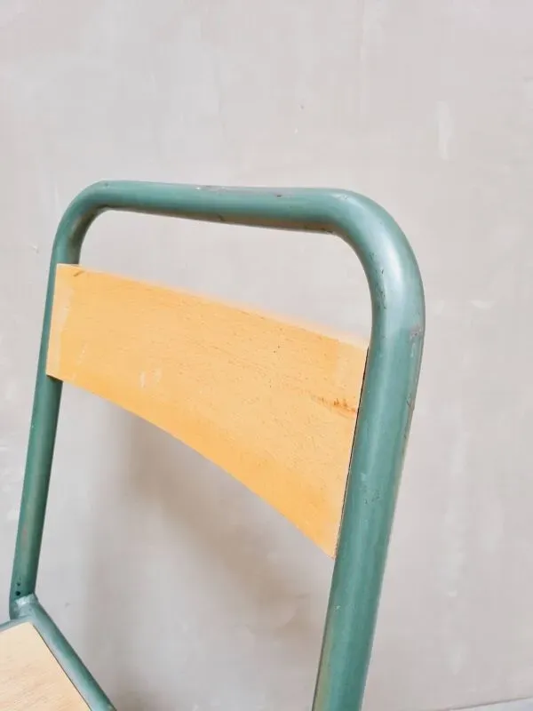 Illustration numéro 4 du produit Chaise d'écolier en métal vintage