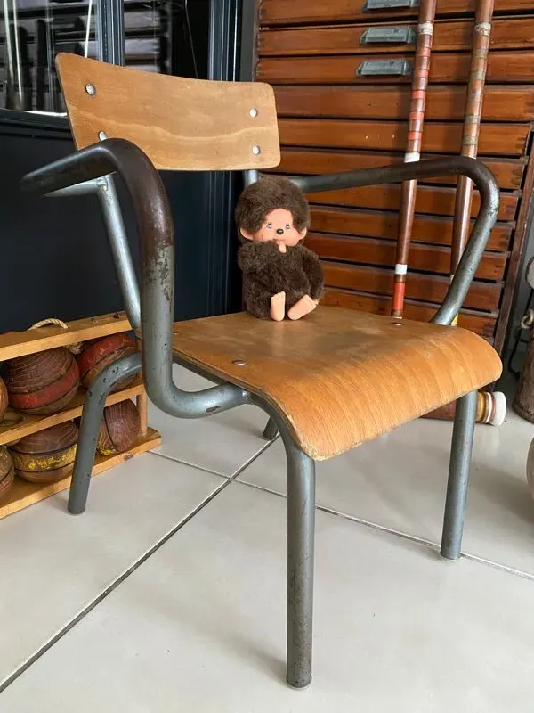 Illustration numéro 4 du produit Ancienne chaise d'école Mullca avec accoudoirs