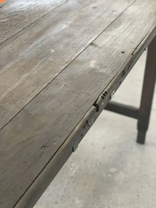 Illustration numéro 4 du produit Table haute d'atelier aéronautique