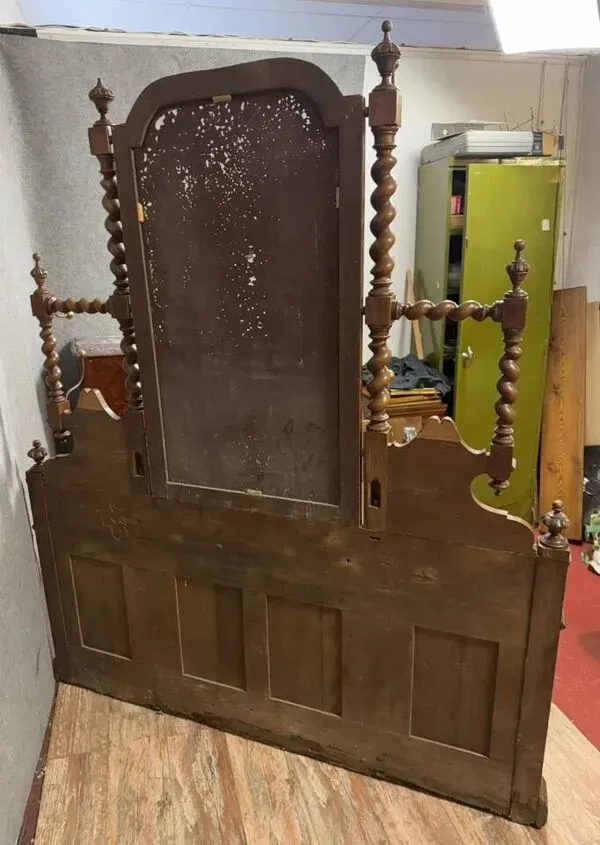 Illustration numéro 4 du produit Vestiaire porte manteaux de château style Renaissance en chêne vers 1850