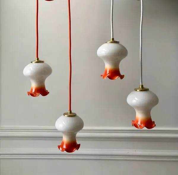 Illustration numéro 4 du produit Ensemble de 4 suspensions tulipes en opaline orange dégradé fil orange et blanc années 70