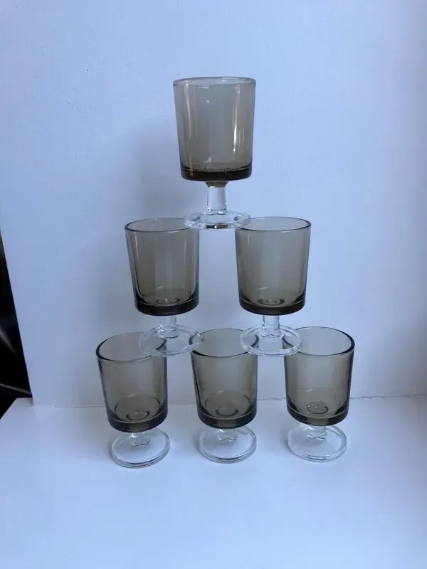 Illustration numéro 4 du produit Lot de 5 verres à liqueur en verre fumé design années 70