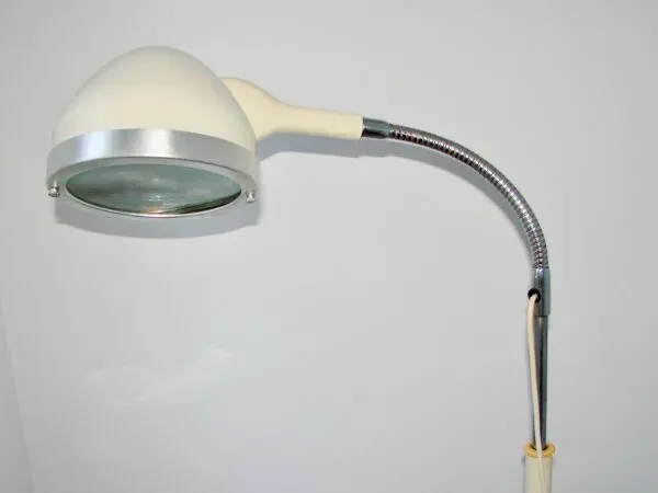 Illustration numéro 4 du produit Lampadaire style loft en métal, années 1970