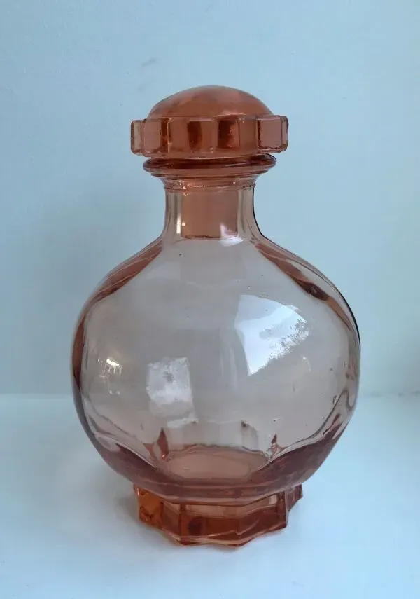 Illustration numéro 4 du produit Carafe en verre rose art déco années 40