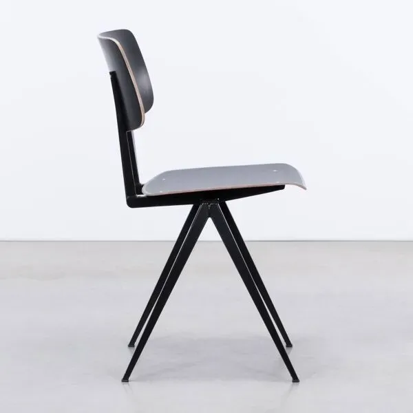 Illustration numéro 4 du produit Chaises de salle à manger industrielles Galvanitas S16 noires, Pays-Bas