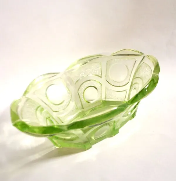 Illustration numéro 4 du produit Coupe ovale art déco corbeille en verre vert – décor moulé géométrique 1920-1930