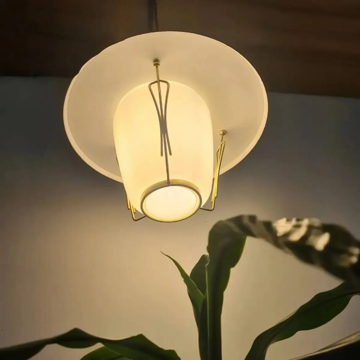 Illustration numéro 4 du produit Suspension vintage tôle laiton verre opalin