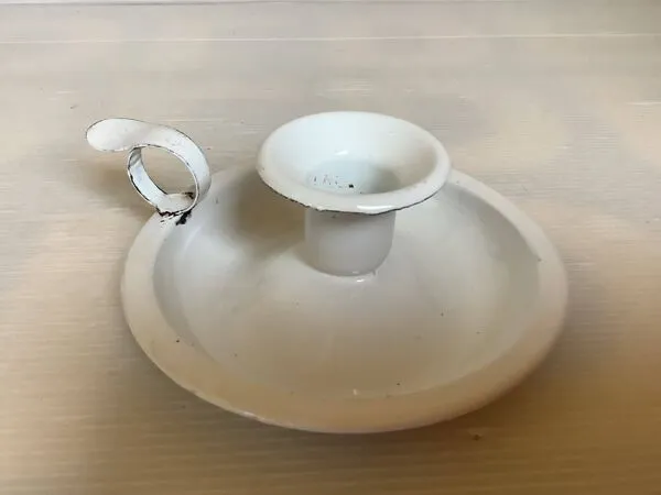 Illustration numéro 4 du produit Bougeoir rat de cave en tôle émaillée