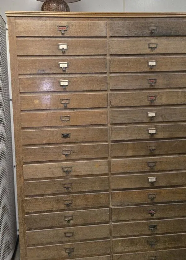 Illustration numéro 4 du produit Grand meuble de métier à tiroirs – ancien meuble d’atelier / quincaillerie / N°2