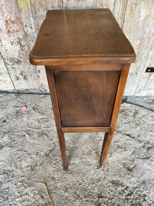 Illustration numéro 4 du produit Chevet, table de nuit ancienne style Louis XV en bois avec casier