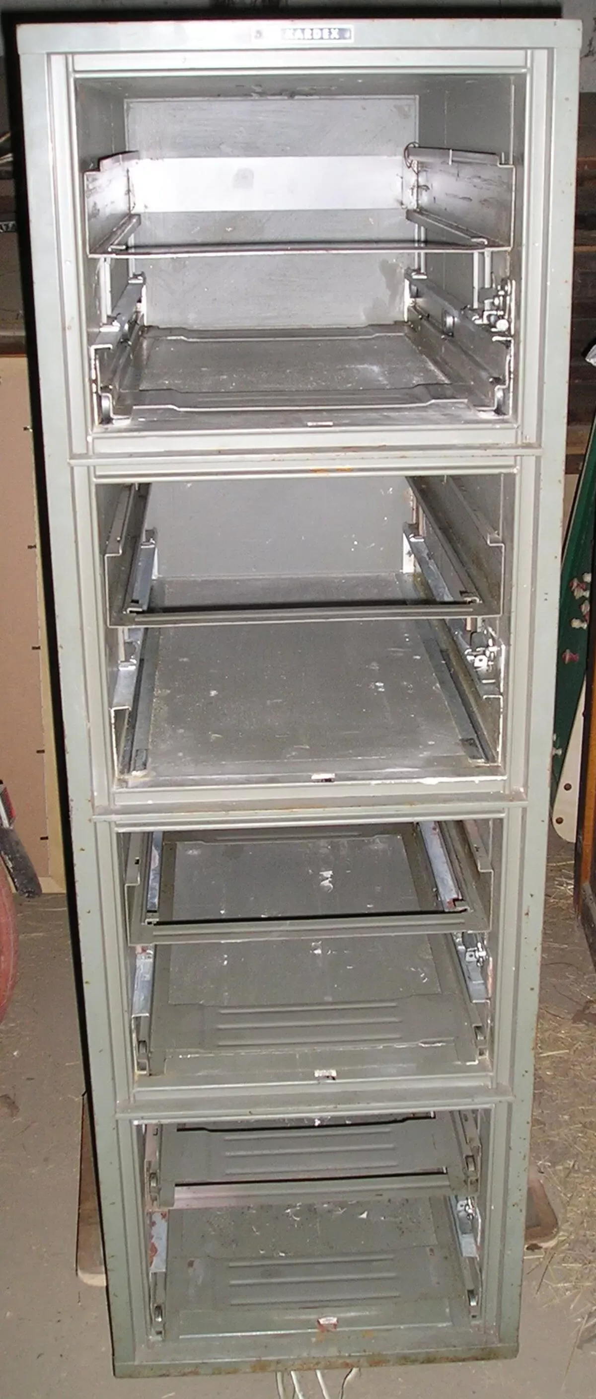 Illustration numéro 4 du produit Meuble métal indus kardex à 4 tiroirs + 4 tiroirs intérieurs