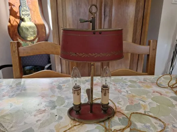 Illustration numéro 4 du produit Ancienne lampe en bronze argenté , mis à par les bras qui ne sont pas argen