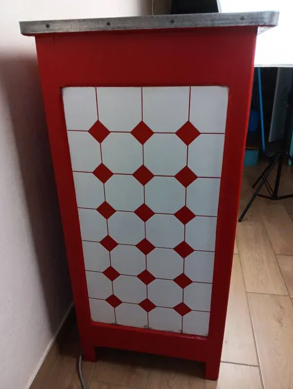 Illustration numéro 4 du produit Meuble de métier , buffet parisien en tôle émaillé rouge et blanc