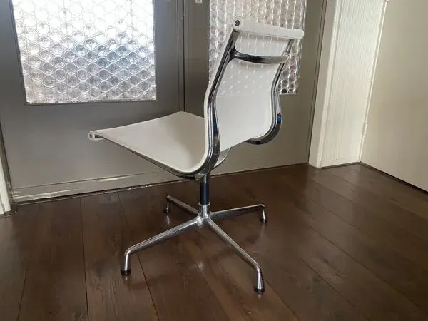 Illustration numéro 4 du produit Chaise pivotante EA 107 en chrome et maille d'air par Charles & Ray Eames pour Vitra 2001