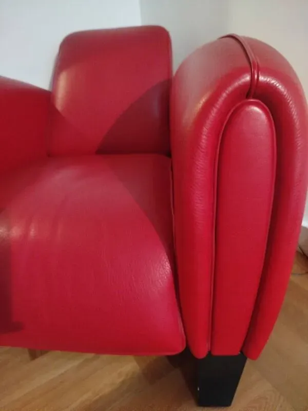 Illustration numéro 4 du produit Fauteuil club design contemporain en cuir rouge – pièce sculpturale