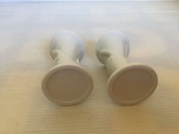 Illustration numéro 4 du produit Paire de petits vases bougeoirs mains