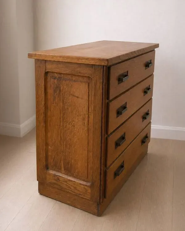 Illustration numéro 4 du produit Commode en chêne massif, années 30-40