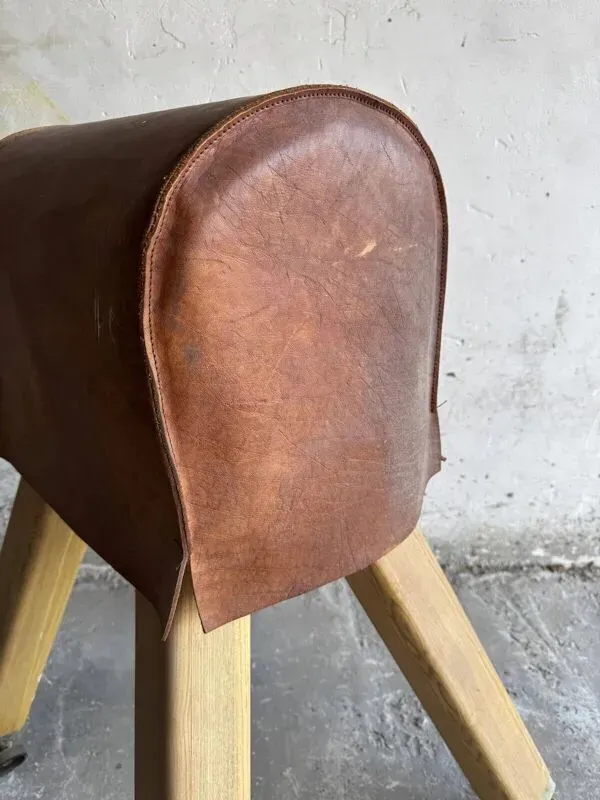 Illustration numéro 4 du produit Cheval d'arçons belge vintage des années 1960 — coffre en cuir marron sur pieds en bois naturel