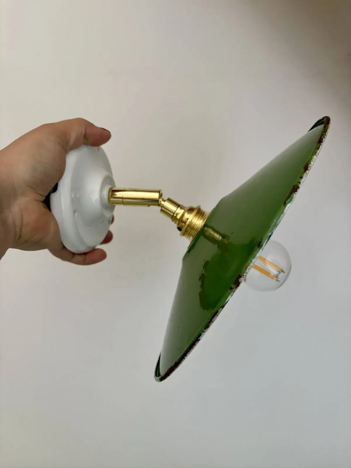 Illustration numéro 4 du produit Applique abat-jour vintage en tôle émaillée verte et blanche