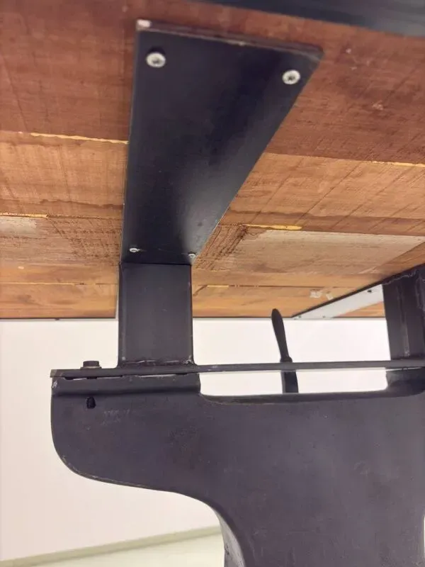 Illustration numéro 4 du produit Table industrielle avec piétement en fonte