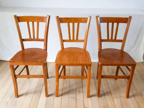 Illustration numéro 4 du produit Ensemble de 3 chaises bistrot en bois 1950