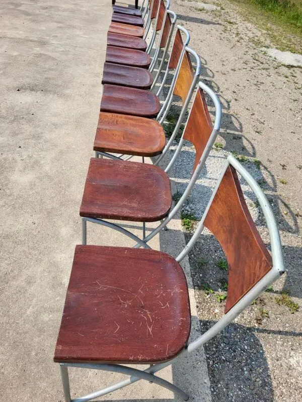 Illustration numéro 4 du produit Ensemble de 10 chaises de salle à manger bistro tubulaires en chêne de style industriel vintage